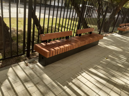 Скамейка стальная «Wood Bench» с USB-входами 3,0 м (две спинки)