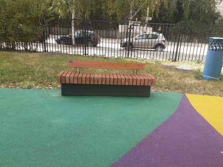 Скамейка стальная «Wood Bench» с USB-входами 3,0 м (две спинки)
